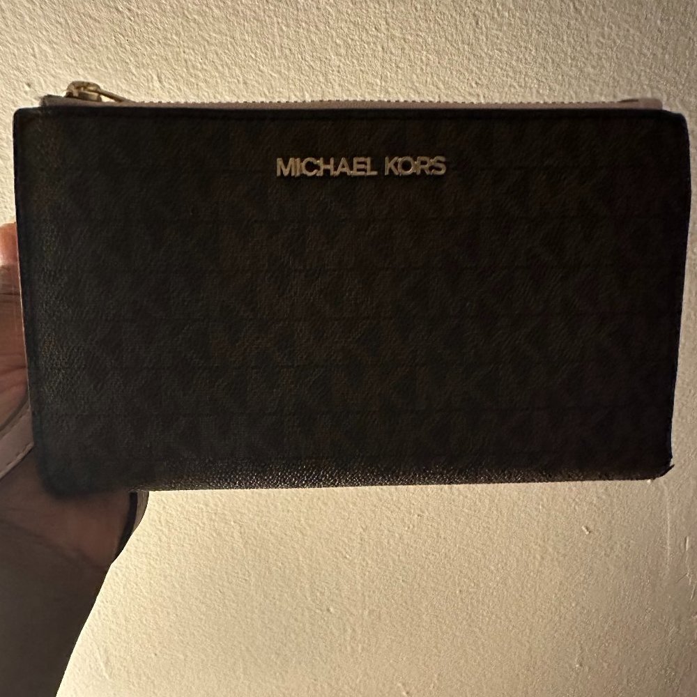 Adele Logo Smartphone Wallet